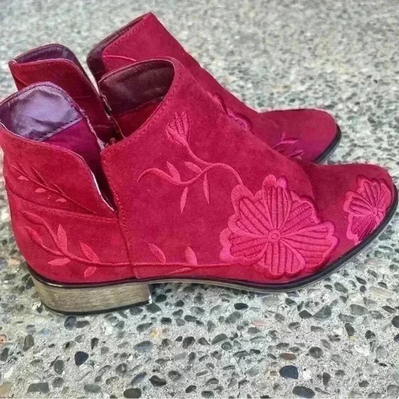 Journey Collection Tabitha Ankle Boots Wmn 8 Red Embroidered Faux Suede Fashion - Picture 4 of 8